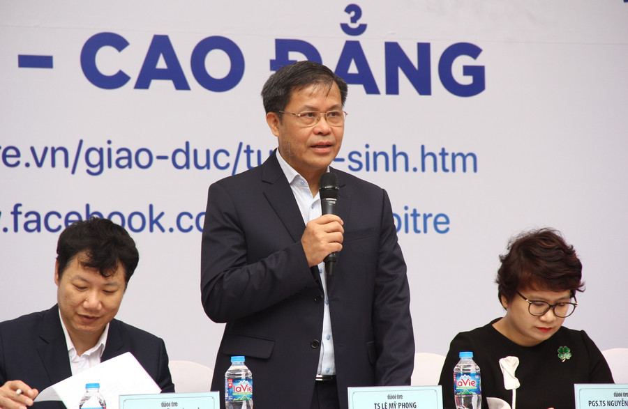 TS Lê Mỹ Phong chia sẻ tại ngày hội tư vấn tuyển sinh, hướng nghiệp năm 2024 - sáng 17/3. TS Lê Mỹ Phong chia sẻ tại ngày hội tư vấn tuyển sinh, hướng nghiệp năm 2024 - sáng 17/3.