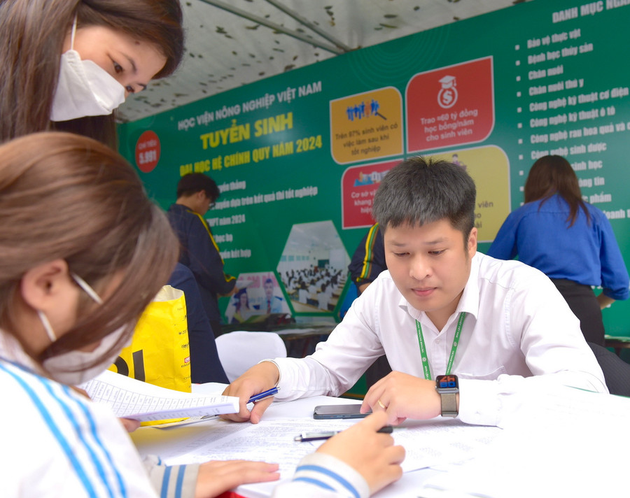 Cán bộ, nhân viên Học viện Nông nghiệp Việt Nam tư vấn chuyên sâu cho thí sinh về ngành/chương trình đào tạo của Học viện.