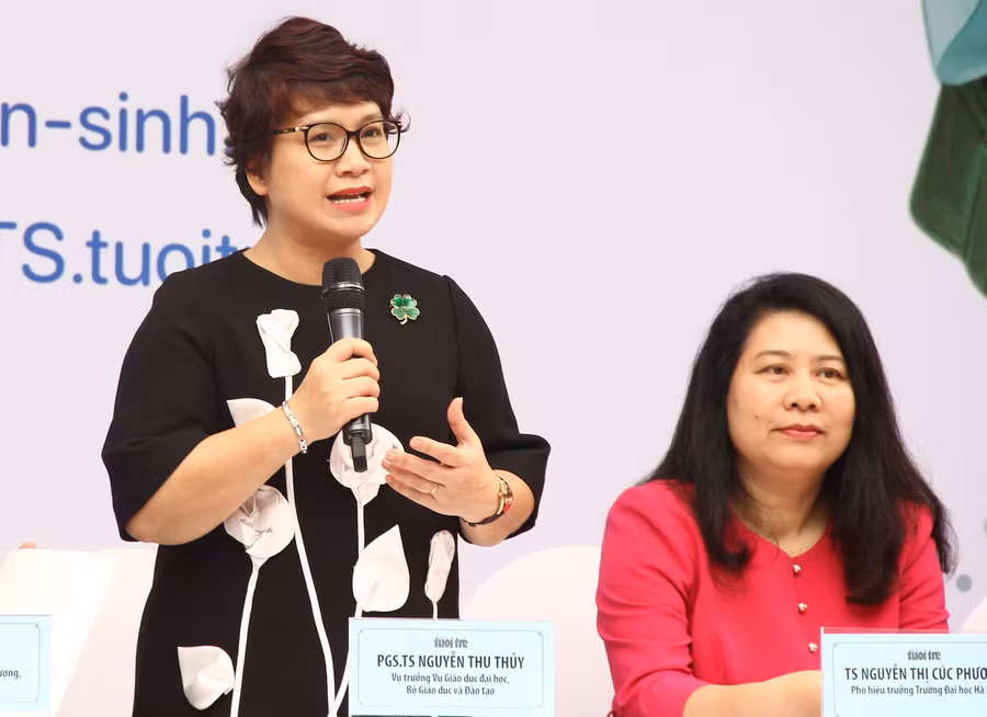 PGS.TS Nguyễn Thu Thủy tư vấn cho thí sinh và phụ huynh.