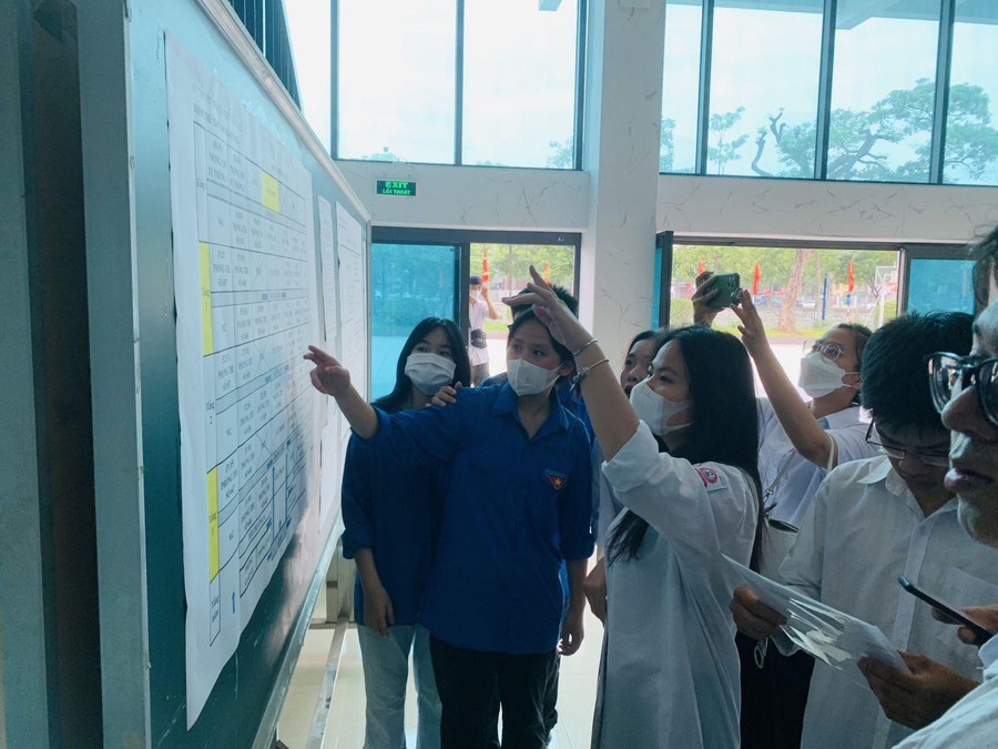 Thí sinh tại Điểm thi Trường THPT Hồng Quang (TP Hải Dương) Thí sinh tại Điểm thi Trường THPT Hồng Quang (TP Hải Dương)