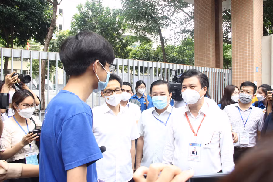 Phó Thủ tướng Vũ Đức Đam, Thứ trưởng Bộ GD&amp;ĐT Nguyễn Hữu Độ và đoàn công tác động viên thí sinh sau khi kết thúc môn thi Ngữ văn.