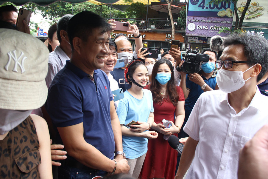 Phó Thủ tướng Vũ Đức Đam nói chuyện với phụ huynh. Phó Thủ tướng Vũ Đức Đam nói chuyện với phụ huynh.