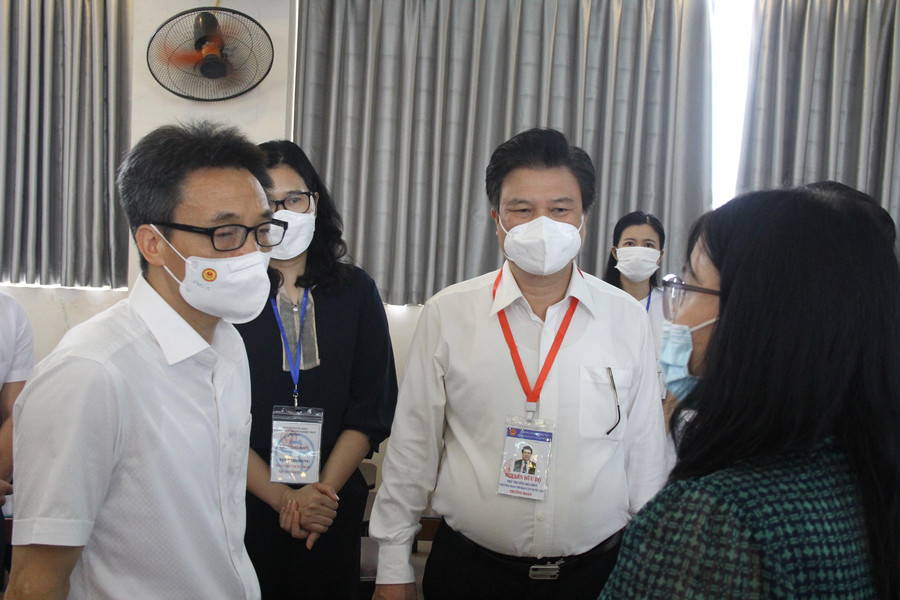 Phó Thủ tướng Vũ Đức Đam, Thứ trưởng Bộ GD&ĐT Nguyễn Hữu Độ và đoàn công tác động viên cán bộ làm thi tại điểm thi Trường THCS Nghĩa Tân (Cầu Giấy, Hà Nội). Phó Thủ tướng Vũ Đức Đam, Thứ trưởng Bộ GD&ĐT Nguyễn Hữu Độ và đoàn công tác động viên cán bộ làm thi tại điểm thi Trường THCS Nghĩa Tân (Cầu Giấy, Hà Nội).