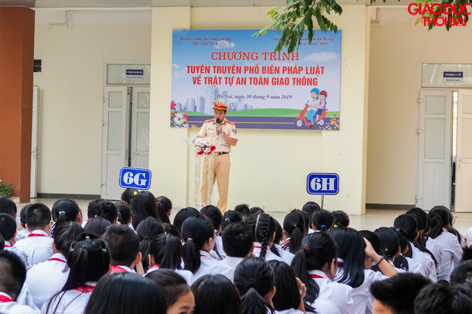 Rất nhiều câu hỏi được Đội CSGT số 4 đưa ra với các em học sinh.