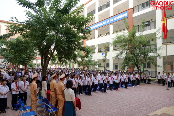 Buổi tìm hiểu về ATGT được tổ chức vào thứ 2 đầu tuần tại trường THCS Lê Ngọc Hân.