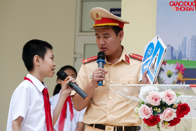 Những bạn học sinh trả lời câu hỏi và trao đổi nhiệt tình về ATGT.