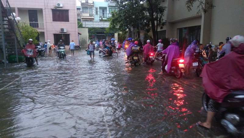 Mưa lớn khiến nước tràn vào sân Trường tiểu học Thanh Trì (Hoàng Mai, Hà Nội).