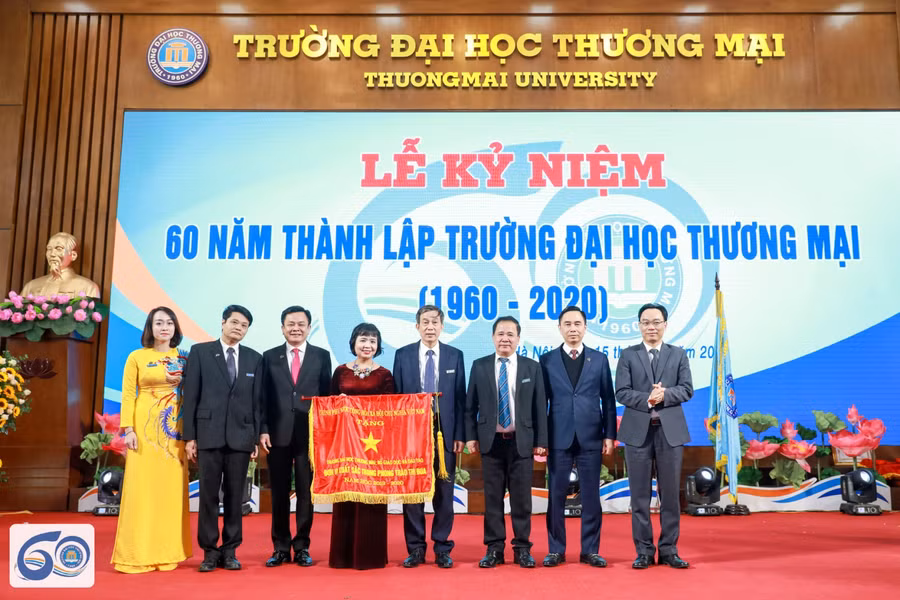 Thứ trưởng Hoàng Minh Sơn trao cờ thi đua của Chính phủ cho nhà trường