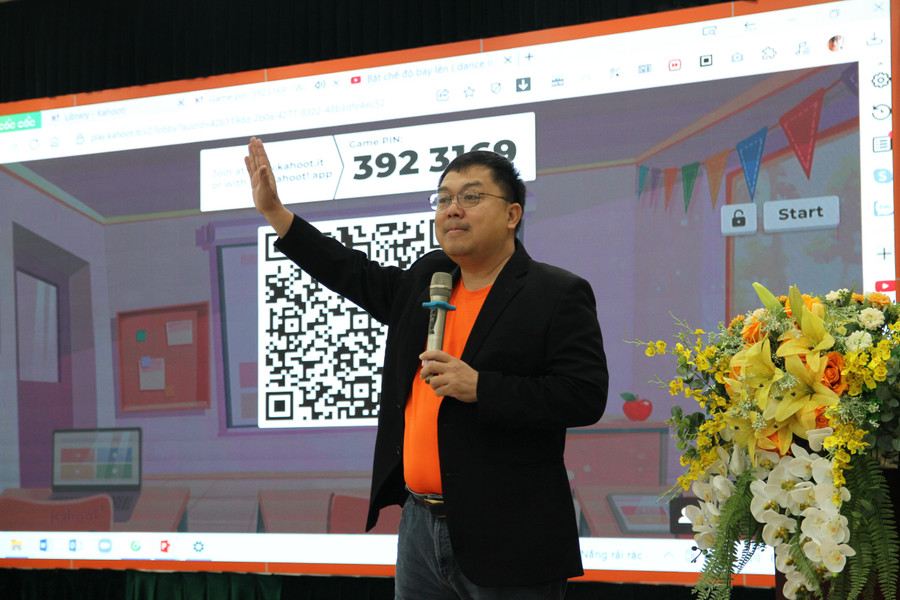 Ông Hoàng Nam Tiến (Chủ tịch FPT Telecom) giao lưu với các học sinh.