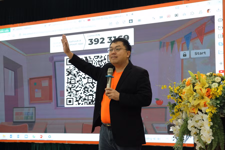 Ông Hoàng Nam Tiến (Chủ tịch FPT Telecom) giao lưu với các học sinh.