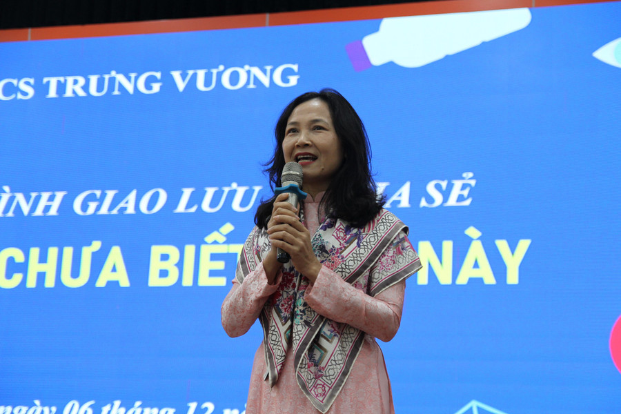 Bà Nguyễn Thị Thu Hà (Hiệu trưởng Trường THCS Trưng Vương) chia sẻ tại buổi giao lưu.