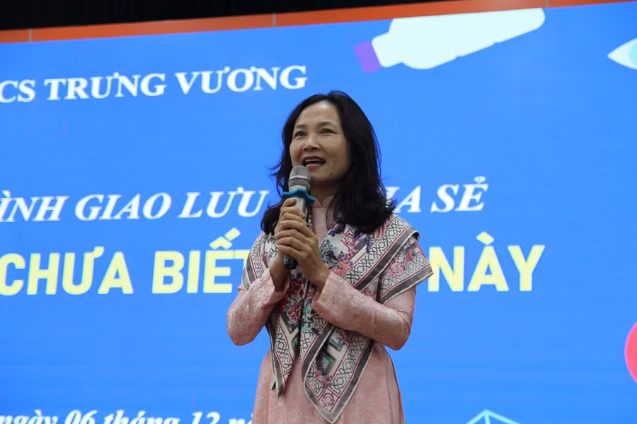 Bà Nguyễn Thị Thu Hà (Hiệu trưởng Trường THCS Trưng Vương) chia sẻ tại buổi giao lưu.