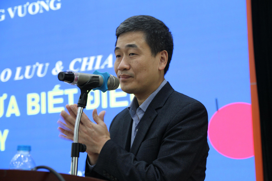 Ông Nguyễn Quốc Hoàn (Phó chủ tịch UBND quận Hoàn Kiếm, Hà Nội) phát biểu tại buổi giao lưu.