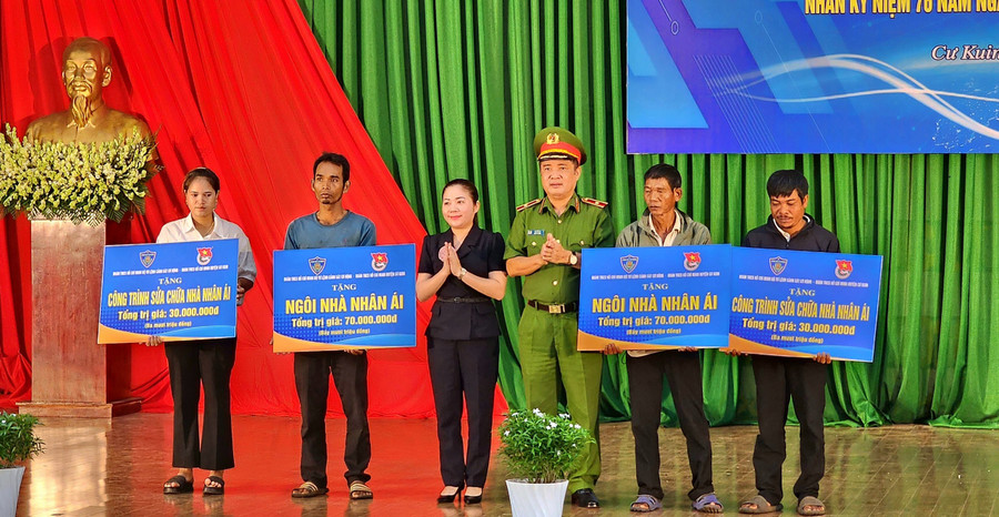 Ban tổ chức trao tặng biển tượng trưng các công trình xây mới, sửa chữa nhà cho các đối tượng chính sách tại huyện Cư Kuin (ảnh: TT). Ban tổ chức trao tặng biển tượng trưng các công trình xây mới, sửa chữa nhà cho các đối tượng chính sách tại huyện Cư Kuin (ảnh: TT).