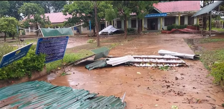 Trường học bị hư hỏng sau một trận mưa lớn kèm lốc xoáy.