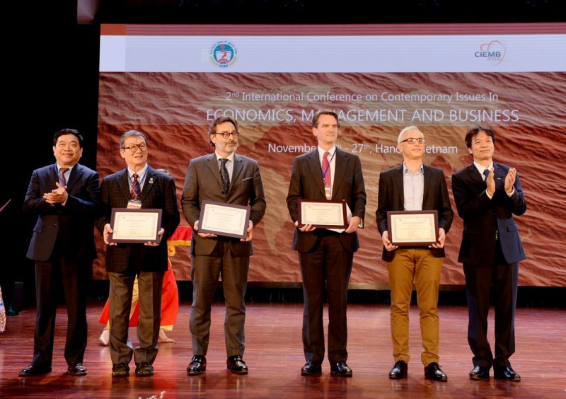 Chủ tịch Hội đồng trường, GS.TS Trần Thọ Đạt (bìa trái), Hiệu trưởng, PGS.TS Phạm Hồng Chương (bìa phải) cùng các nhà khoa học dự Hội thảo Chủ tịch Hội đồng trường, GS.TS Trần Thọ Đạt (bìa trái), Hiệu trưởng, PGS.TS Phạm Hồng Chương (bìa phải) cùng các nhà khoa học dự Hội thảo