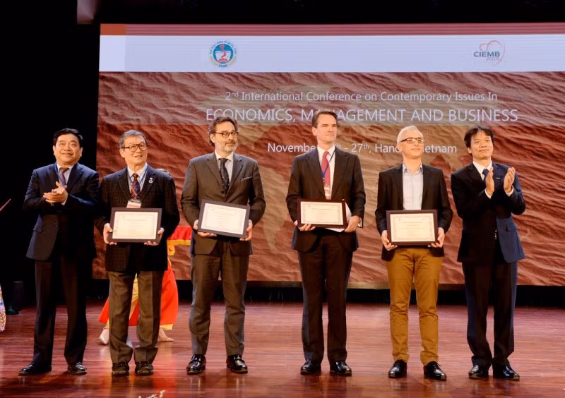 Chủ tịch Hội đồng trường, GS.TS Trần Thọ Đạt (bìa trái), Hiệu trưởng, PGS.TS Phạm Hồng Chương (bìa phải) cùng các nhà khoa học dự Hội thảo