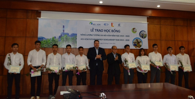 Ông David Stone, Tổng giám đốc AES trao học bổng cho các sinh viên xuất sắc Ông David Stone, Tổng giám đốc AES trao học bổng cho các sinh viên xuất sắc