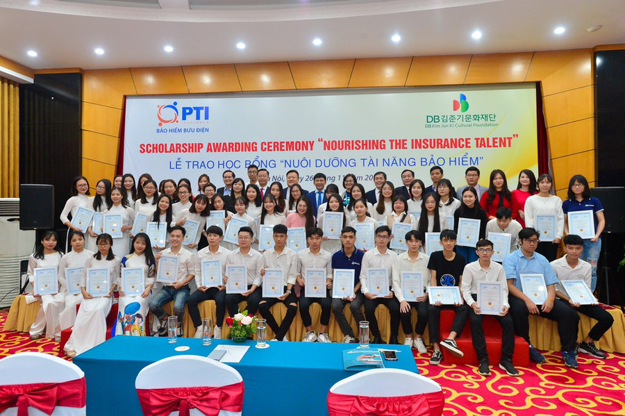 Sinh viên nhận học bổng tại buổi lễ