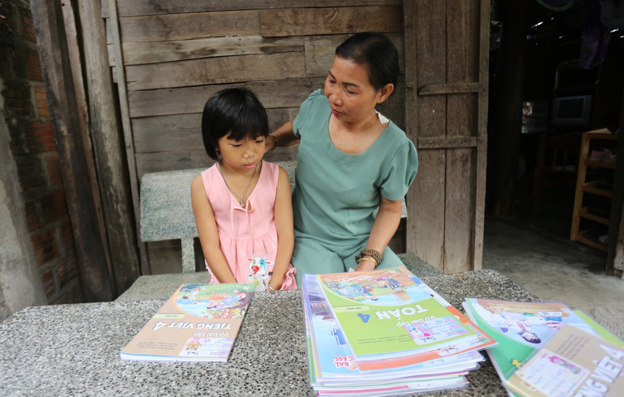 Thiếu thốn tình thương cha mẹ, Ngọc Quỳnh nương tựa vào bà ngoại.