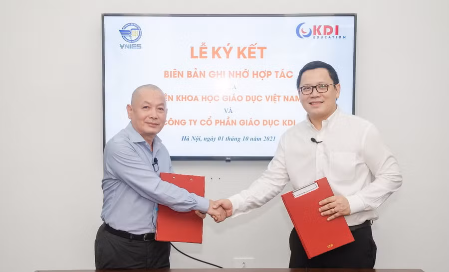 GS.TS Lê Anh Vinh - Phó Viện trưởng phụ trách Viện khoa học giáo dục Việt Nam (bên phải) và ông Đặng Anh Mai - Chủ tịch kiêm Tổng Giám đốc KDI Education ký kết biên bản ghi nhớ.