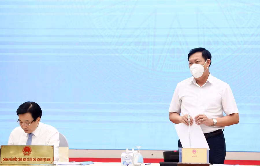 Thứ trưởng Bộ Y tế Đỗ Xuân Tuyên trao đổi tại buổi họp báo Chính phủ thường kỳ - chiều 2/10