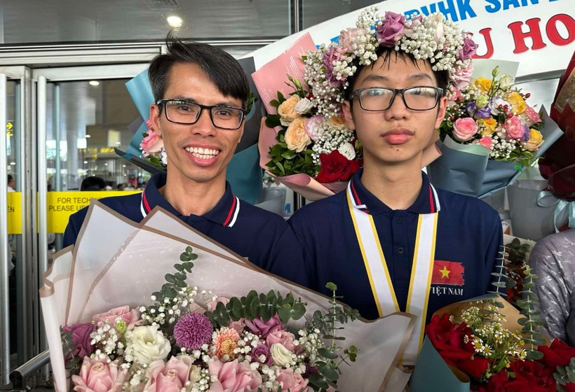 Học sinh Nguyễn An Thịnh, Huy chương Vàng Olympic Toán quốc tế năm 2023 và thầy giáo Lê Đức Thịnh.