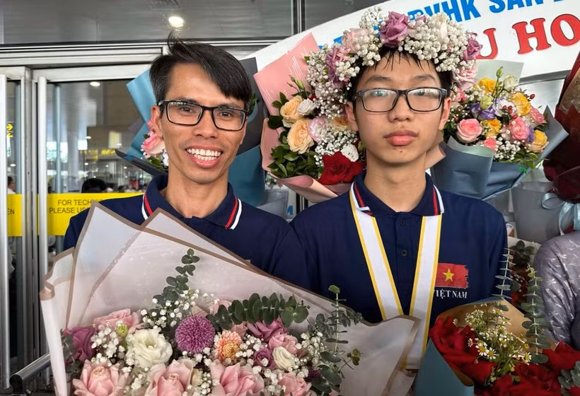 Học sinh Nguyễn An Thịnh, Huy chương Vàng Olympic Toán quốc tế năm 2023 và thầy giáo Lê Đức Thịnh.