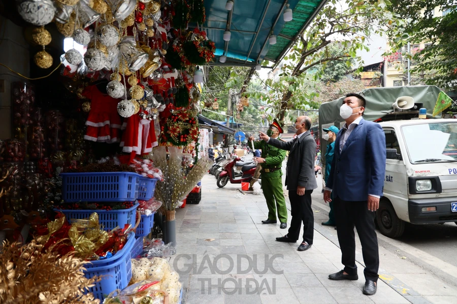 Nhiều phường tại quận Hoàn Kiếm bất ngờ kiểm tra, nhắc nhở, tuyên truyền và xử lý nghiêm những vi phạm trong công tác phòng chống dịch bệnh theo đúng quy định.