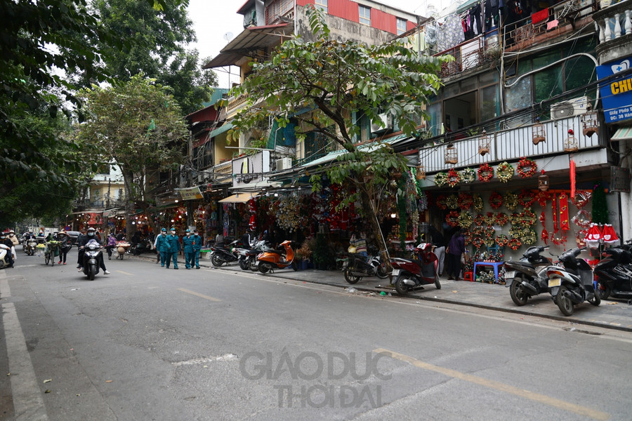 Ngay khi có Chỉ thị hoả tốc số 25, UBND phường Hàng Mã tổ chức đoàn kiểm tra liên ngành tại nhiều tuyến phố.