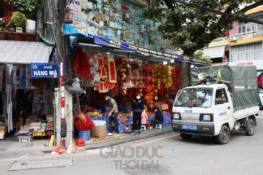 Ngay khi TP Hà Nội ban hành Chỉ thị hoả tốc số 25 về tăng cường công tác phòng chống dịch vào dip Lễ, Tết cuối năm, lãnh đạo phường Hàng Mã đã tổ chức các đợt ra quân nhắc nhở, tuyên truyền các chủ cơ sở kinh doanh thực hiện nghiêm quy định phòng chống dịch; khuyến cáo người dân đến mua sắm bắt buộc phải quét mã QR.