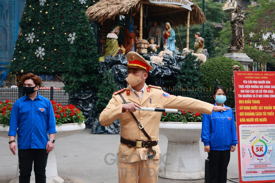 Trong ngày hôm nay 20/12, quận Hoàn Kiếm (Hà Nội) tổ chức các đoàn kiểm tra, tuyên truyền, nhắc nhở và xử lý những vi phạm trong công tác phòng chống dịch Covid-19 tại các cơ sở kinh doanh, địa điểm tập trung đông người như phố Nhà Thờ, Phố Hàng Mã, Phố sách 19/12...