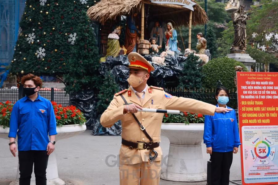 Trong ngày hôm nay 20/12, quận Hoàn Kiếm (Hà Nội) tổ chức các đoàn kiểm tra, tuyên truyền, nhắc nhở và xử lý những vi phạm trong công tác phòng chống dịch Covid-19 tại các cơ sở kinh doanh, địa điểm tập trung đông người như phố Nhà Thờ, Phố Hàng Mã, Phố sách 19/12...