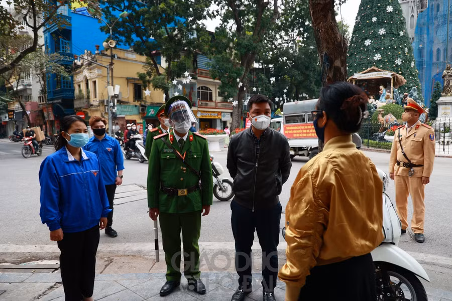 Tại ngã 3 phố Nhà Thờ - Nhà Chung (trước cửa Nhà thờ Lớn), UBND phường Hàng Trống đặt loa tuyên tuyền, tổ chức các đoàn kiểm tra, nhắc nhở người dân không tụ tập đông người không cần thiết, thực hiện giữ khoảng cách, tuân thủ nghiêm quy tắc 5K...