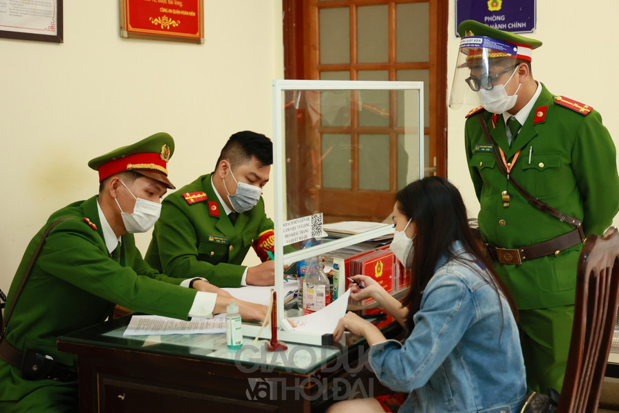 Tại buổi kiểm tra, đoàn đã lập biên bản, xử phạt nhóm thanh niên tụ tập, không đeo khẩu trang phòng chống dịch trước quảng trường Nhà thờ Lớn với số tiền mỗi người 2 triệu đồng. Đây là nhóm thanh niên đến từ tỉnh Đồng Tháp, ra Hà Nội chơi dịp Lễ Giáng Sinh 2021.