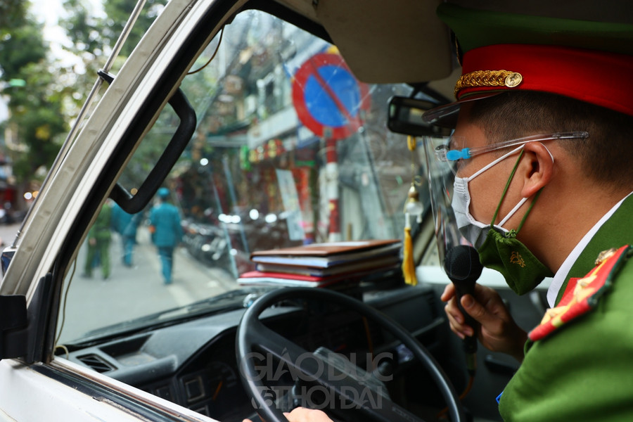 Tại phố Hàng Mã (phường Hàng Mã, quận Hoàn Kiếm), nơi đây luôn nhộn nhịp vì là địa điểm mua bán quà tặng và là nơi &quot;check-in&quot; của giới trẻ.