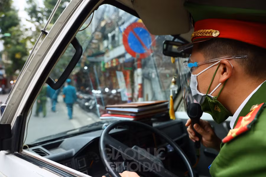 Tại phố Hàng Mã (phường Hàng Mã, quận Hoàn Kiếm), nơi đây luôn nhộn nhịp vì là địa điểm mua bán quà tặng và là nơi "check-in" của giới trẻ.