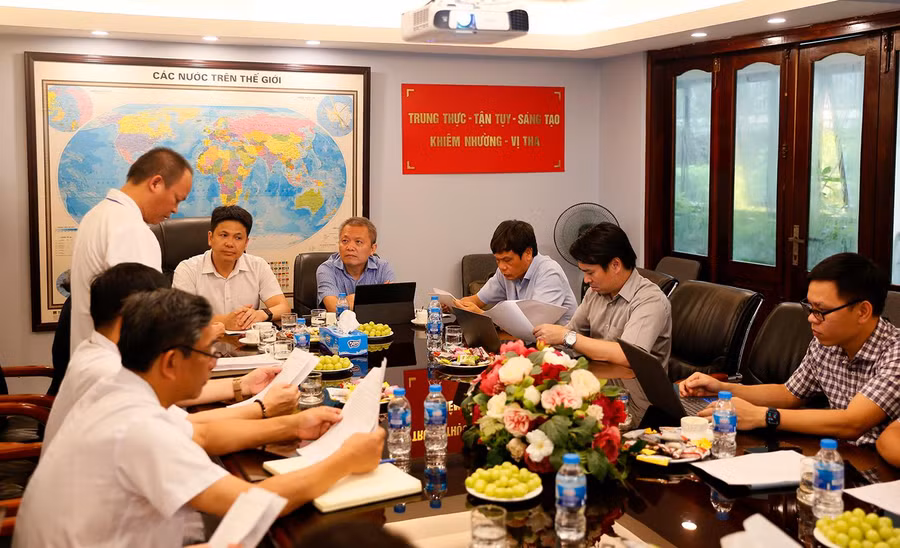 Lãnh đạo ĐHQGHN làm việc với Ban Giám đốc Bệnh viện Xây dựng để chuẩn bị cho công tác chuyển giao.