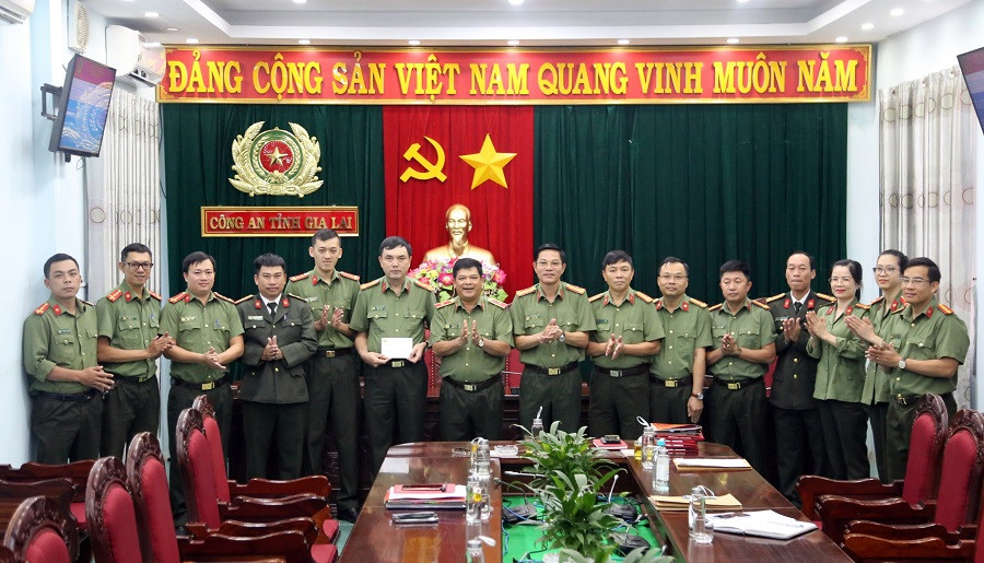 Lãnh đạo Công an tỉnh Gia Lai khen thưởng động viên cán bộ, chiến sĩ tham gia triệt phá đường dây, tổ chức tội phạm lừa đảo qua mạng xã hội. (Ảnh: Công an Gia Lai) Lãnh đạo Công an tỉnh Gia Lai khen thưởng động viên cán bộ, chiến sĩ tham gia triệt phá đường dây, tổ chức tội phạm lừa đảo qua mạng xã hội. (Ảnh: Công an Gia Lai)