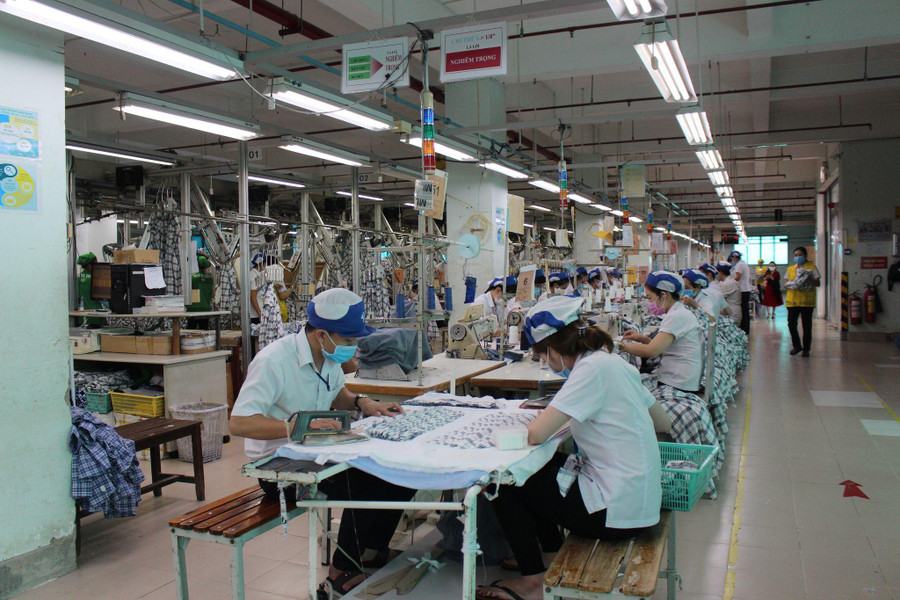 Cần có sự dịch chuyển từ đào tạo các ngành nông nghiệp sang các ngành công nghiệp và dịch vụ để người lao động DTTS nâng cao tay nghề hòa nhập với nền công nghiệp hiện đại hóa. Cần có sự dịch chuyển từ đào tạo các ngành nông nghiệp sang các ngành công nghiệp và dịch vụ để người lao động DTTS nâng cao tay nghề hòa nhập với nền công nghiệp hiện đại hóa.