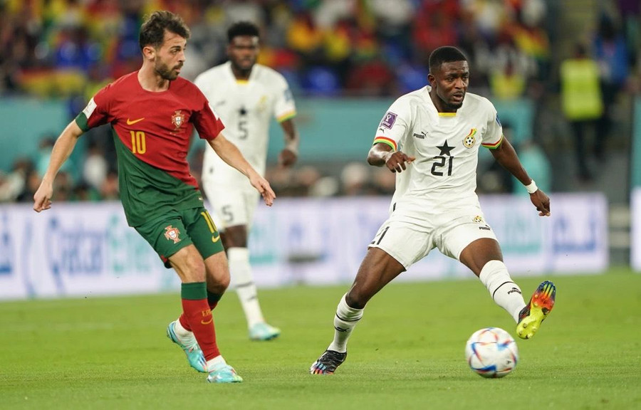 Salis Abdul Samed phòng ngự trước Bernardo Silva trong hiệp một. [Sorin Furcoi/Al Jazeera].