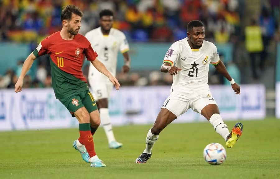 Salis Abdul Samed phòng ngự trước Bernardo Silva trong hiệp một. [Sorin Furcoi/Al Jazeera].