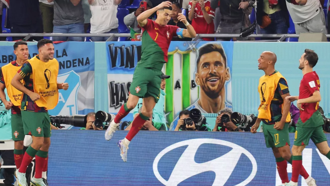 Ronaldo ăn mừng theo phong cách quen thuộc khi ghi bàn thắng mở tỷ số cho Bồ Đào Nha. Ảnh: AP.
