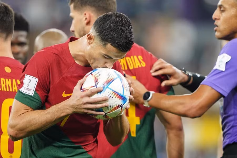 Sau hiệp một không bàn thắng, Ronaldo đã thực hiện thành công quả phạt đền ở phút 65. [Sorin Furcoi/Al Jazeera].