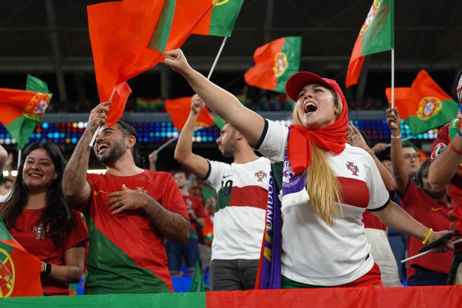 Cổ động viên Bồ Đào Nha trên khán đài. [Sorin Furcoi/Al Jazeera].