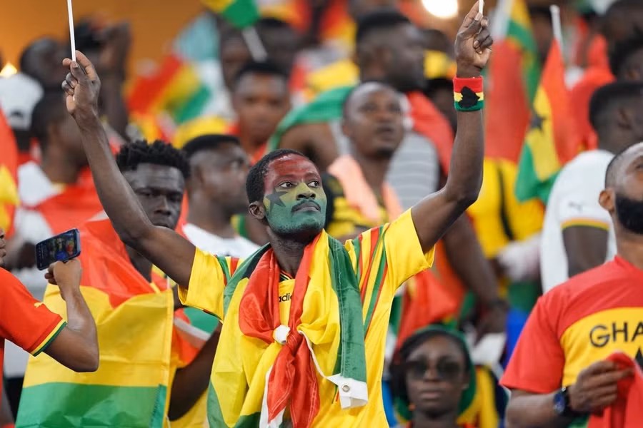 Cổ động viên Ghana cổ vũ trước khi trận đấu bắt đầu. [Sorin Furcoi/Al Jazeera].