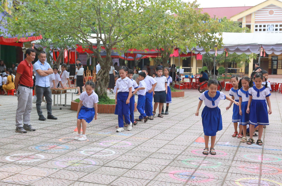Học sinh trải nghiệm các trò chơi được bố trí ở sân trường nên cảm thấy thích thú. Học sinh trải nghiệm các trò chơi được bố trí ở sân trường nên cảm thấy thích thú.