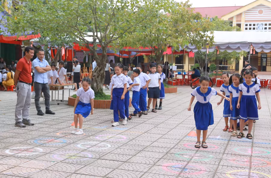 Học sinh trải nghiệm các trò chơi được bố trí ở sân trường nên cảm thấy thích thú.