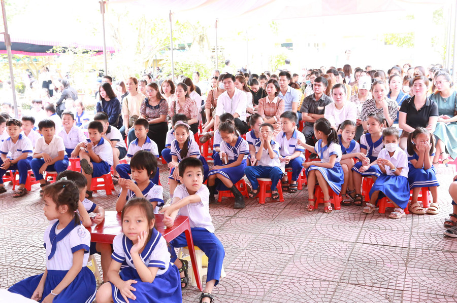 Lần đầu tiên, hàng trăm phụ huynh được tham gia ngày hội Chơi cùng con tại trường. Lần đầu tiên, hàng trăm phụ huynh được tham gia ngày hội Chơi cùng con tại trường.