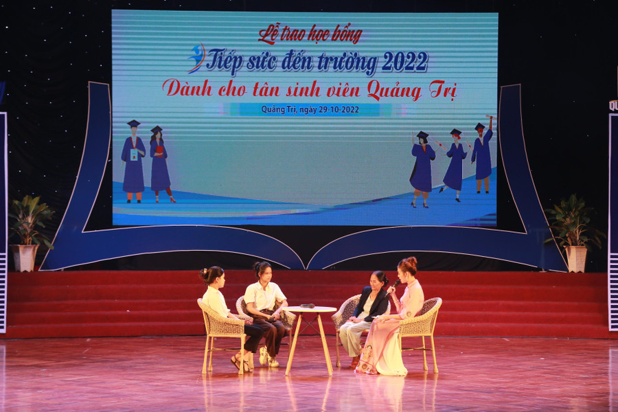 Câu chuyện vượt khó của tân sinh viên gây xúc động đối với người xem.